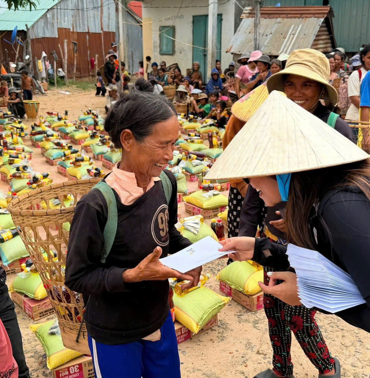 Trao quà cho người dân tại các làng Vơn, Plei và Chep, Gia Lai — Ảnh: NVCC