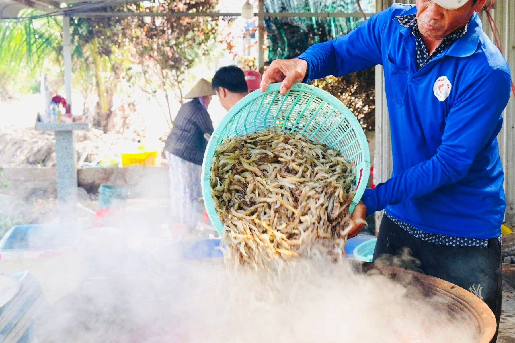 Chàng trai 24 tuổi thu về 10 tỷ đồng/năm nhờ nâng giá trị con tôm Cà Mau bằng chế biến sâu, bán hàng số 