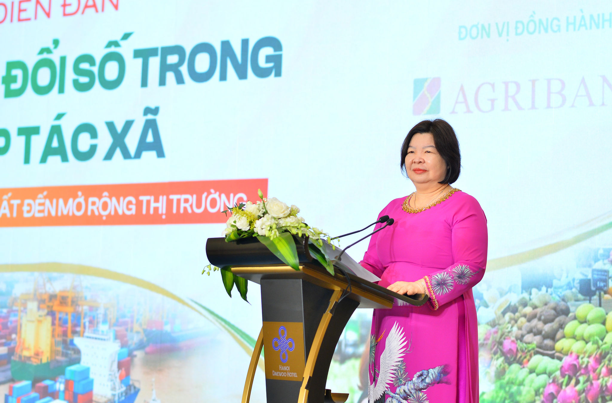 Bà Cao Xuân Thu Vân, Chủ tịch Liên minh Hợp tác xã Việt Nam, phát biểu tại Diễn đàn chuyển đổi số hợp tác xã