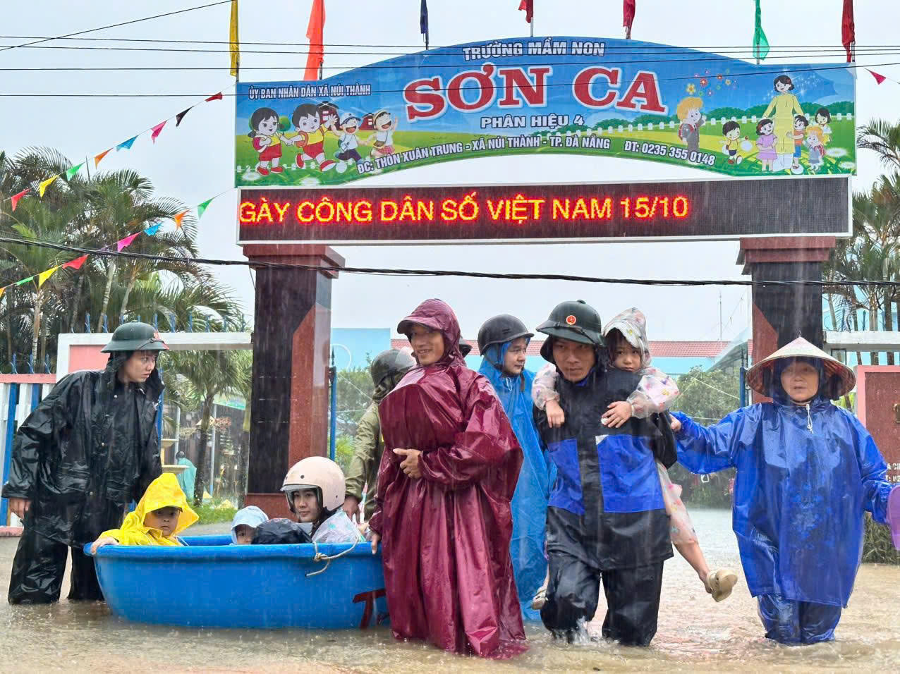 Nhiều địa bàn tại xã Núi Thành, TP. Đà Nẵng bị ngập sâu.