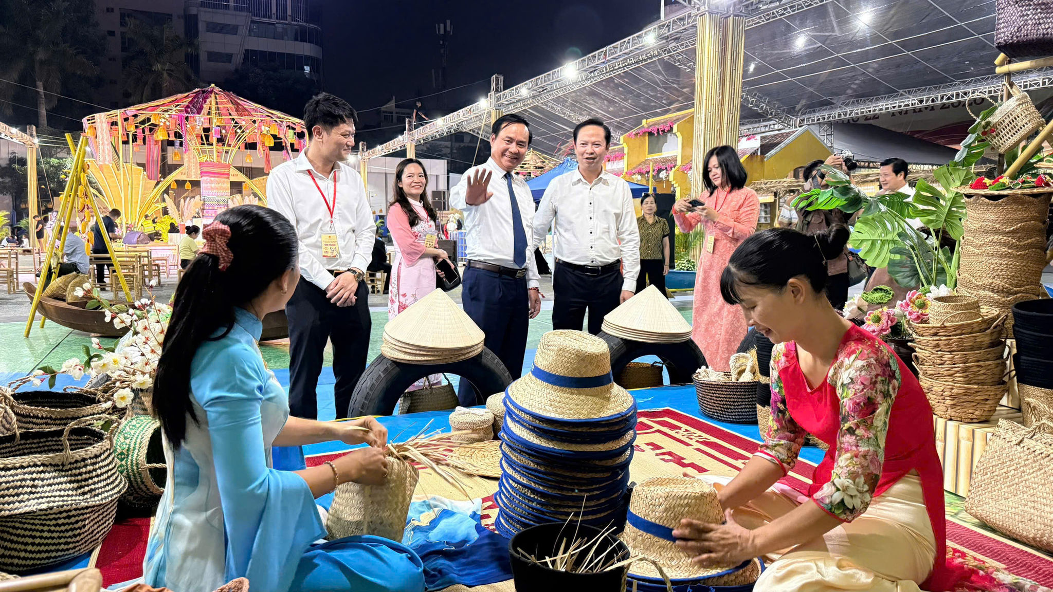 Sức sống của nghề thủ công mỹ nghệ không chỉ nằm ở những giá trị được trao truyền qua nhiều thế hệ mà còn ở khả năng khơi dậy niềm đam mê sáng tạo ở người trẻ.