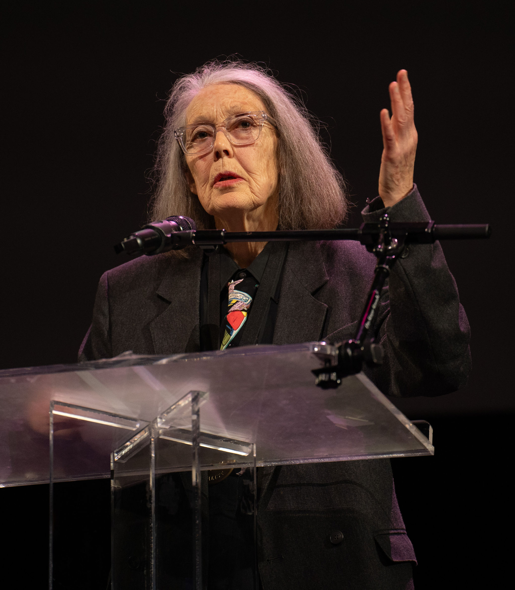 Anne Carson tại buổi đọc thơ dành cho các tác phẩm vào chung kết Giải Sách Quốc gia Mỹ tại New York 2024_Ảnh Jay Dixit