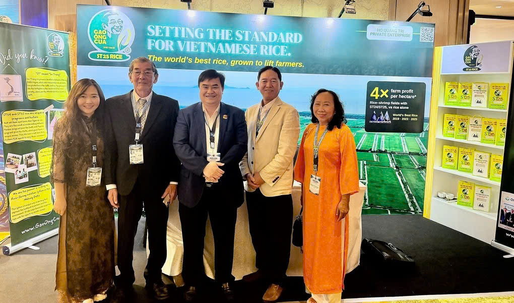 Team Gạo Ông Cua cùng Tham tán Thương mại Việt Nam tại Philippines- ông Lê Phú Cường