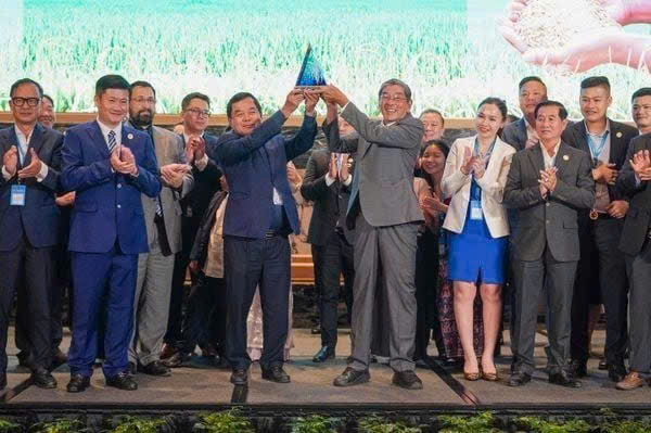Ông Hồ Quang Cua lần thứ 3 nhận danh hiệu Gạo ngon nhất thế giới tại Cần Thơ