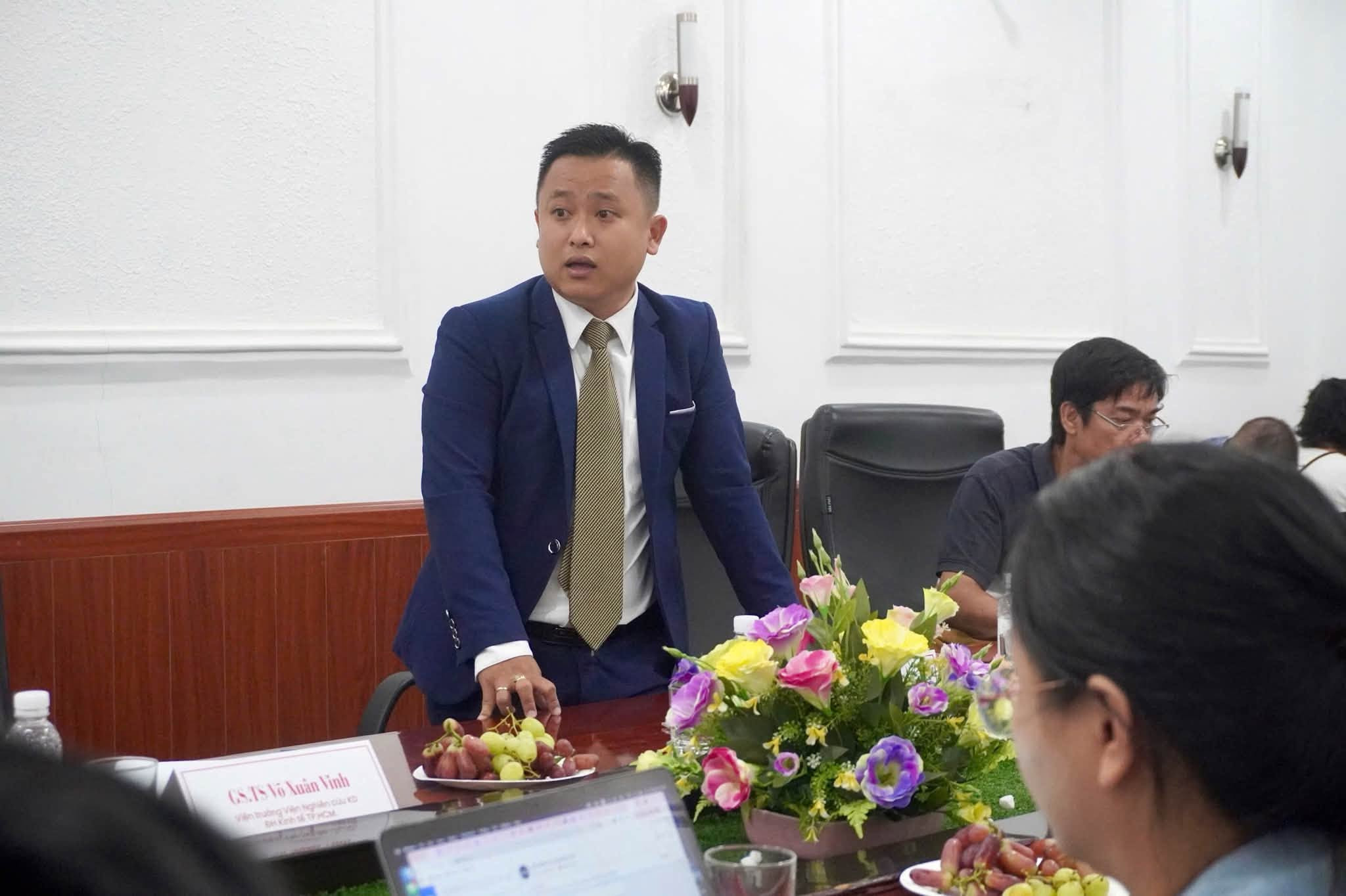 Ông Đồng Quin - nhà sáng lập Revoland phát biểu tại tọa đàm