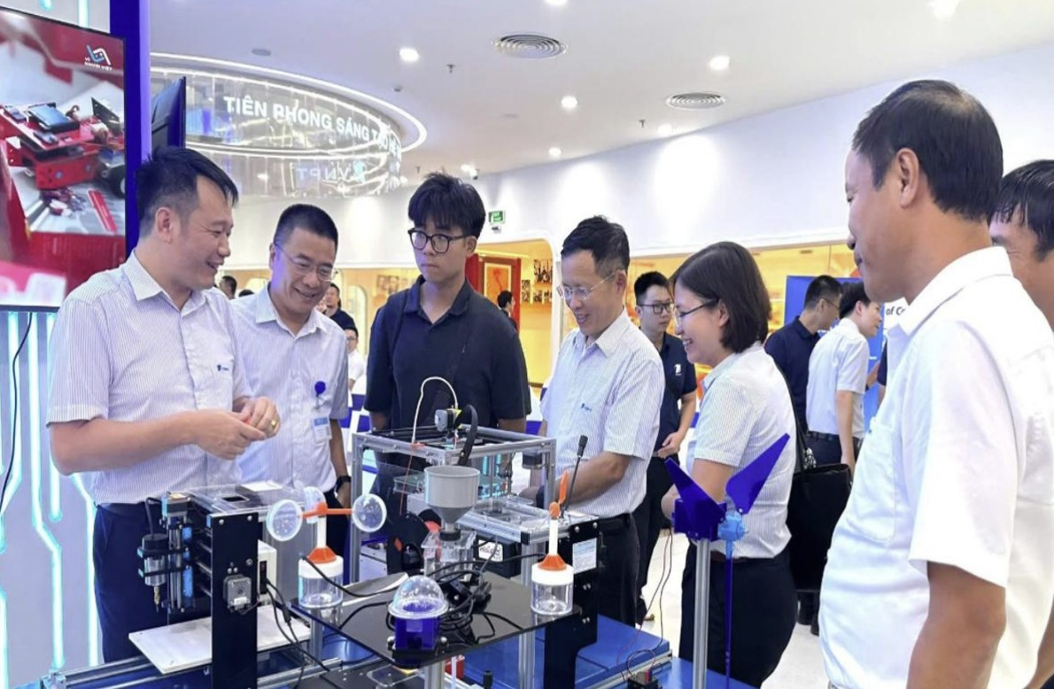 chương trình giảng dạy STEM AI robotics kết nối dữ liệu trường học lớp học thông minh-1