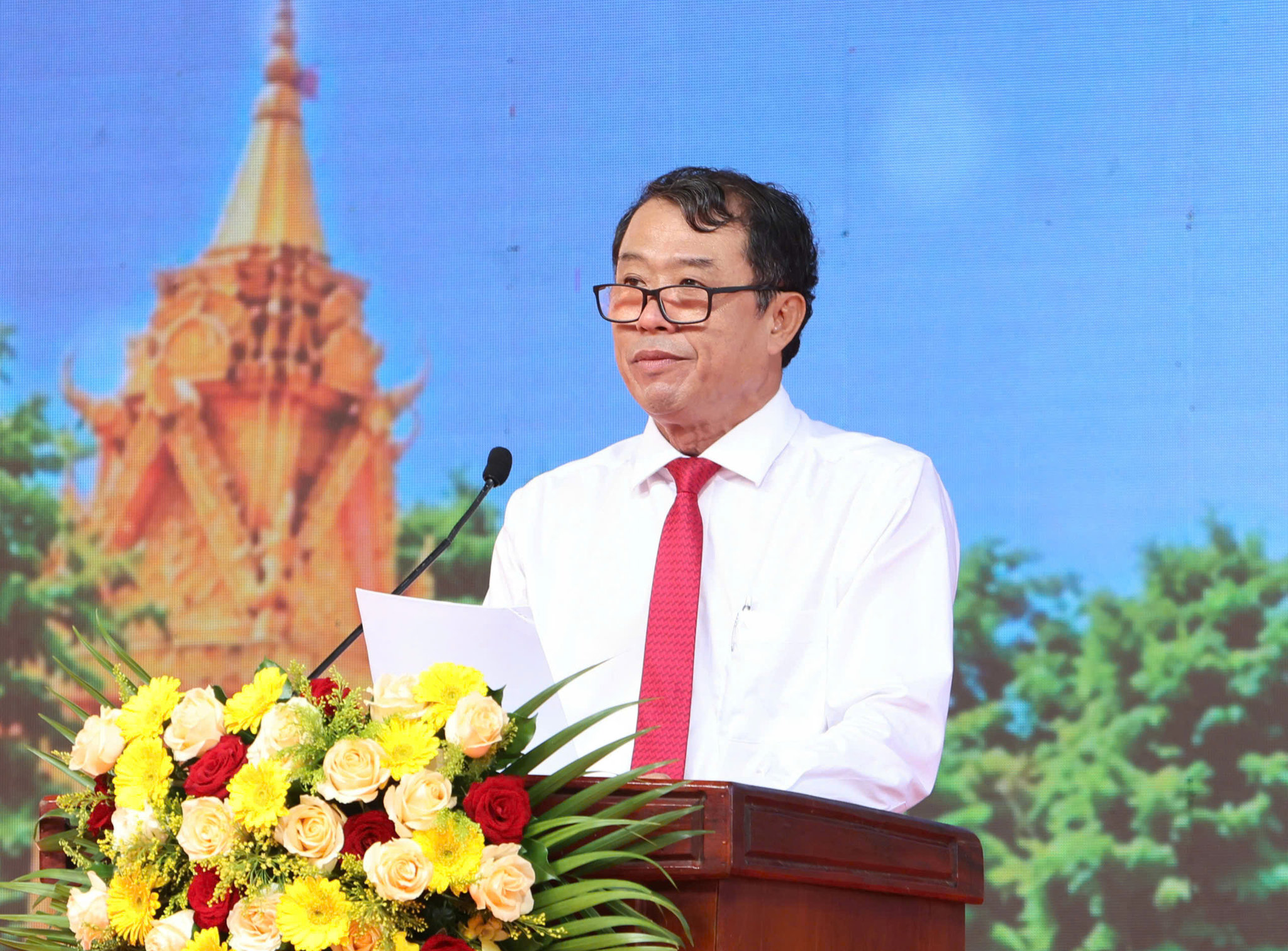 Ông Nguyễn Văn Khởi, Phó chủ tịch UBND TP. Cần Thơ gửi lời thăm hỏi đồng bào nhân Lễ Sene Dolta. Ảnh: Trung Phạm