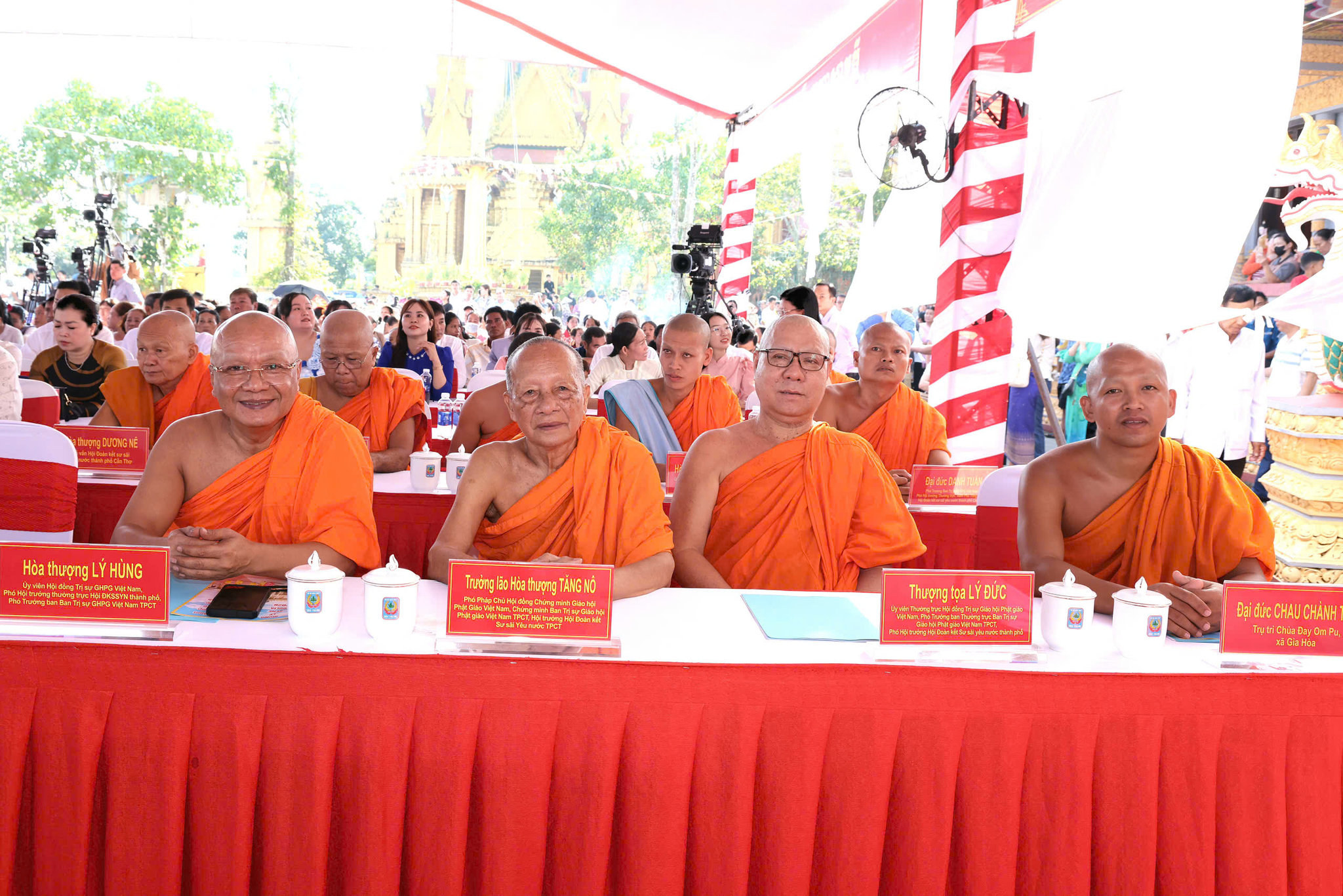 Các vị sư sãi Khmer tham dự lễ. Ảnh: Trung Phạm