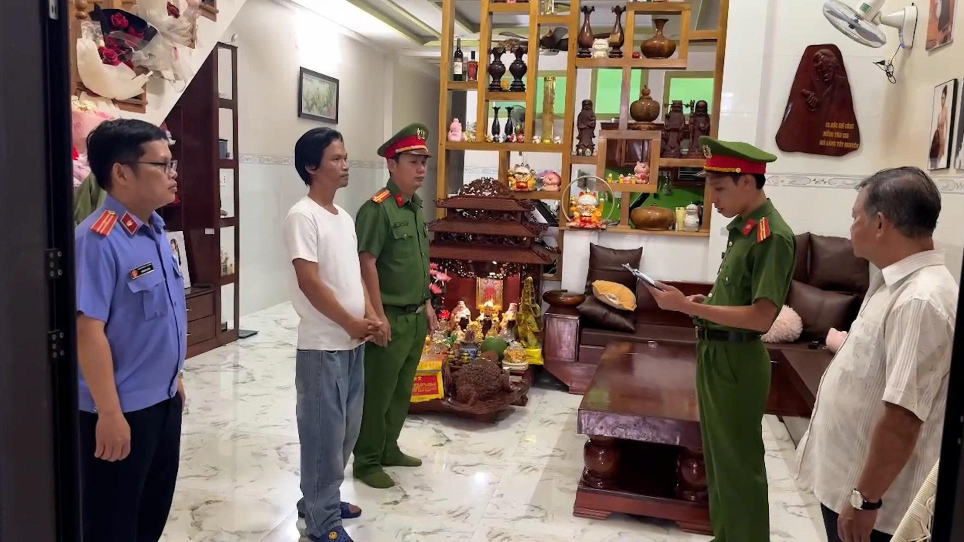 Công an đọc lệnh khởi tố Đỗ Thành Tín, chủ kênh 'Già làng Tây Nguyên'.
