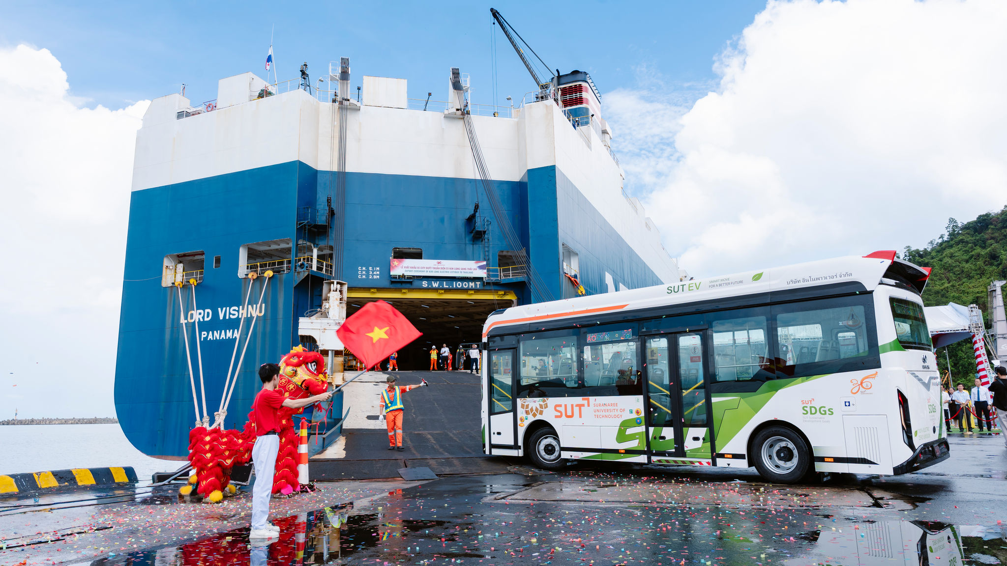 Lô xe city buýt thuần điện KIM LONG lên tàu xuất cảng sang Thái Lan