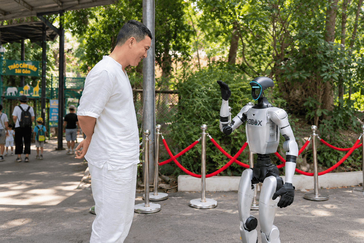 Robot hình người dạo chơi Thảo Cầm Viên Sài Gòn 
