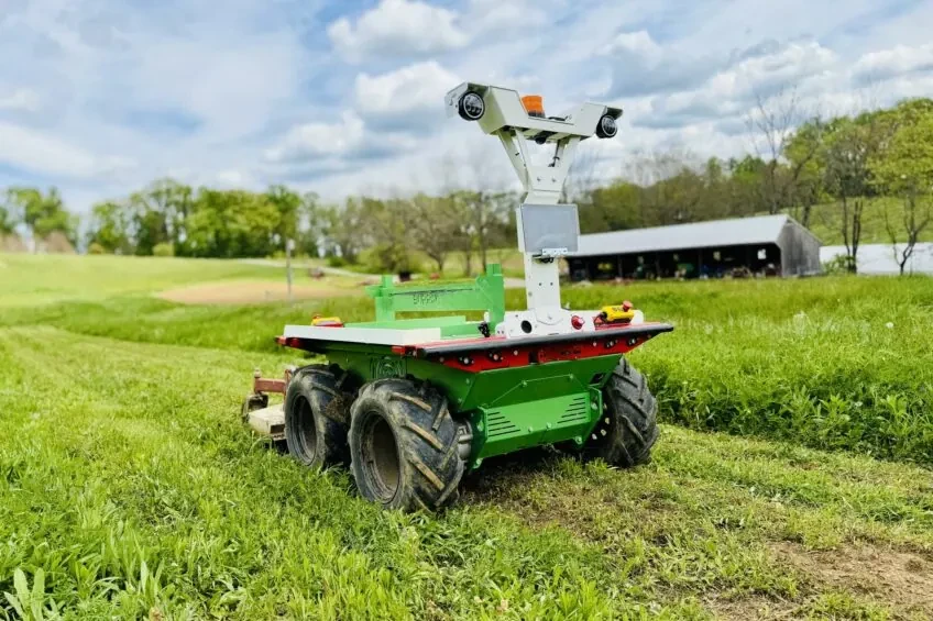 Một robot nông trại tự hành gánh bốn việc nặng nhọc cùng lúc
