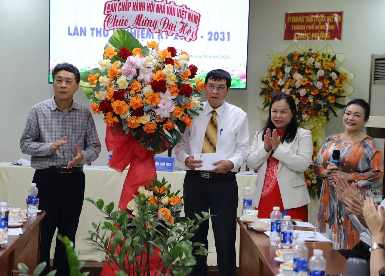 a2- nhà thơ Nguyễn Binh Phương-Phó Chủ tịch HNV tặng hoa đại hội