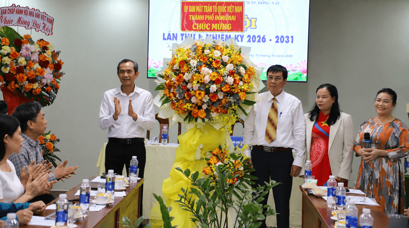 a3- ông nguyễn tất độ tặng hoa đại hội