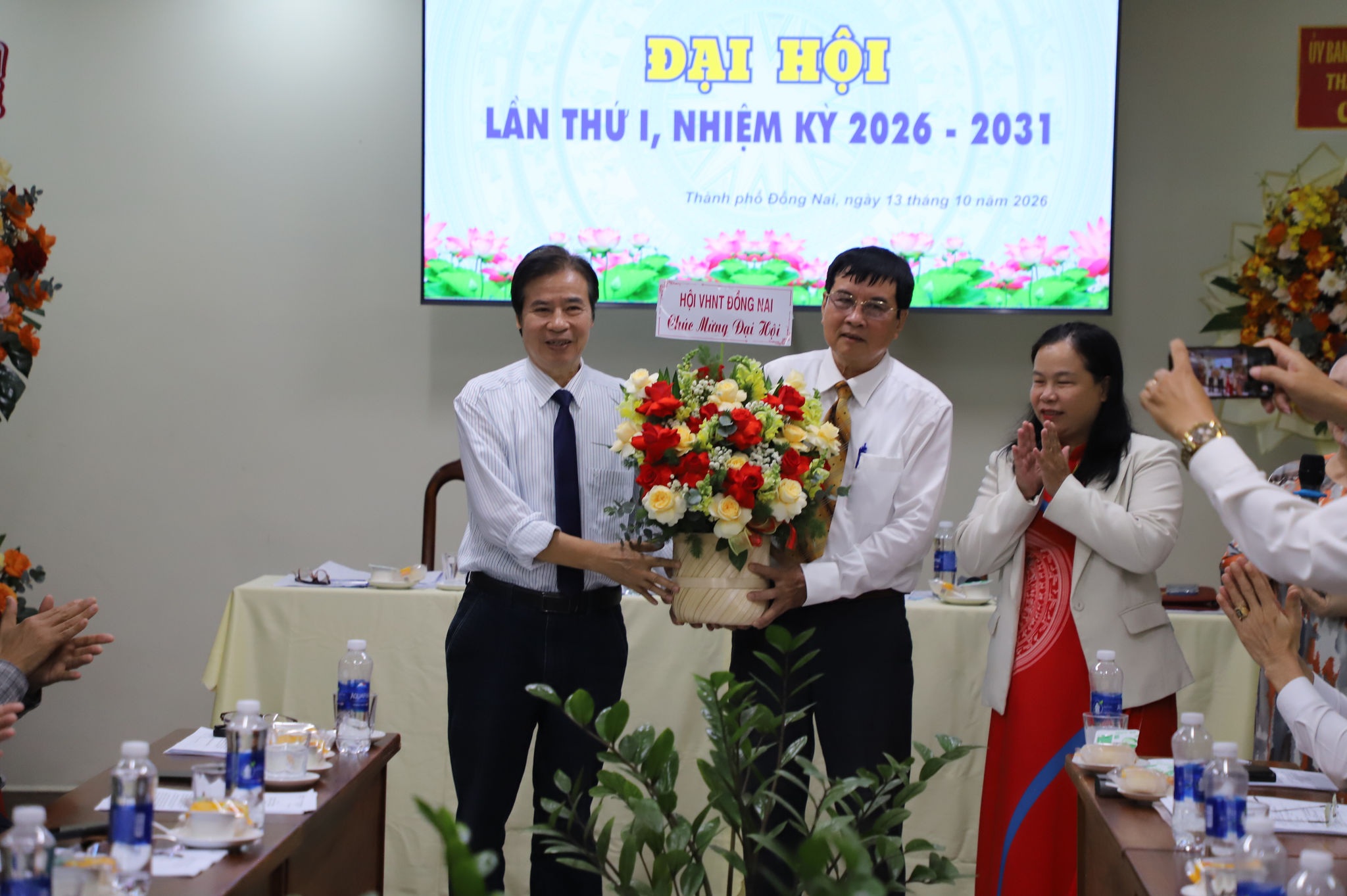 a4- lãnh đạo Hội Văn học nghệ thuật thành phố tặng hoa đại hội