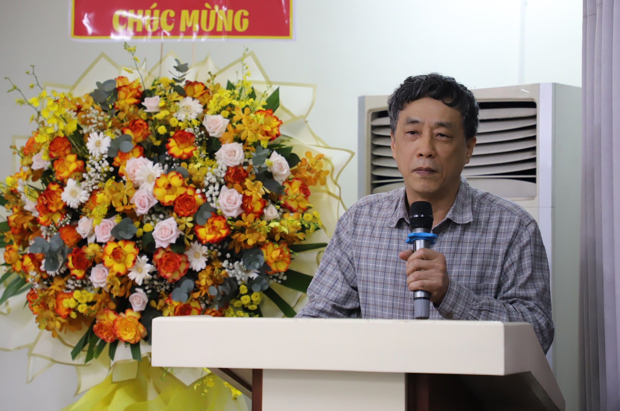 a5-Nhà thơ Nguyễn Bình Phương- Phó Chủ tịch HNV phát biểu chỉ đạo đại hội