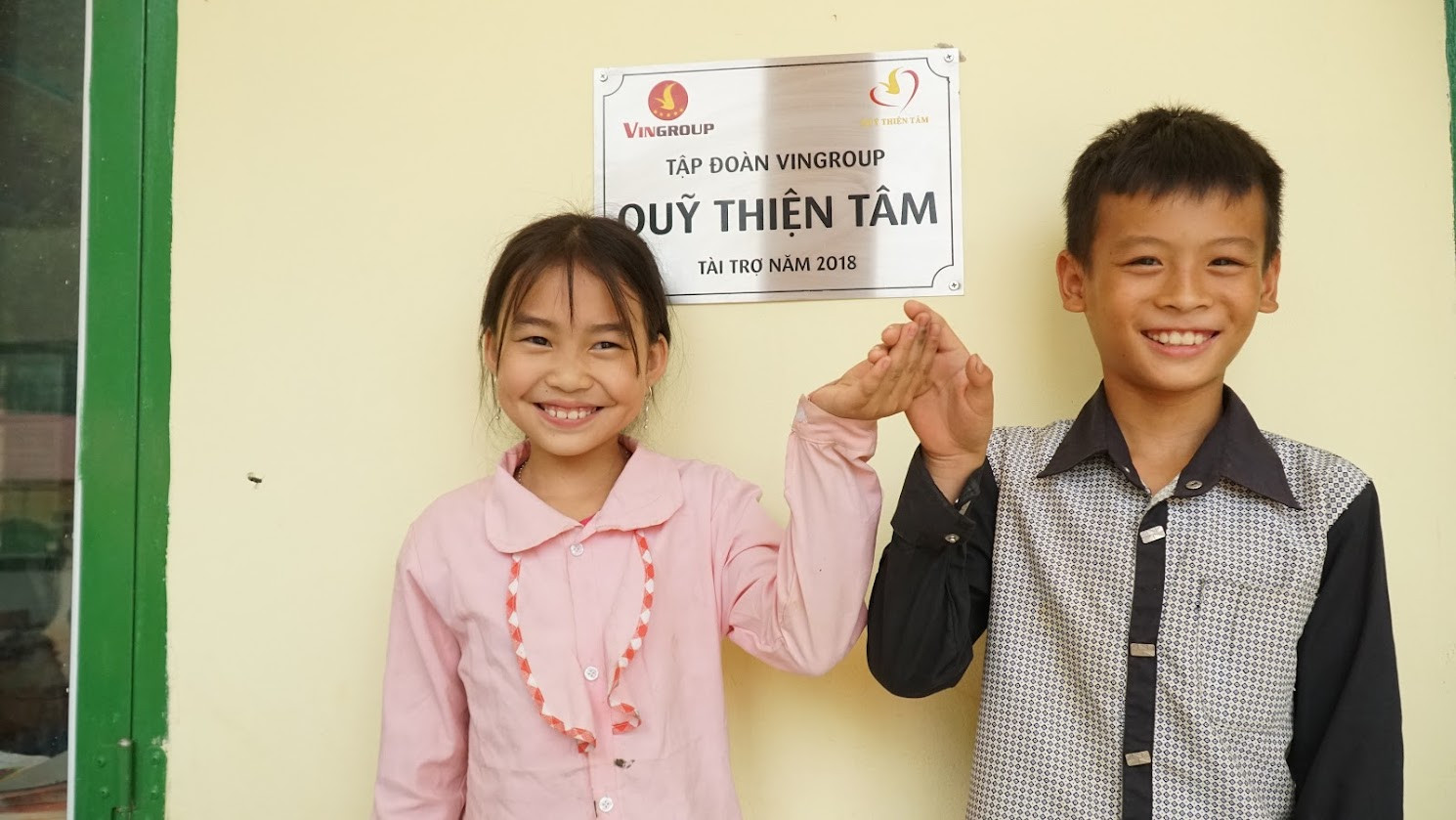 Niềm vui của các em học sinh vùng cao trong ngôi trường mới do Quỹ xây tặng