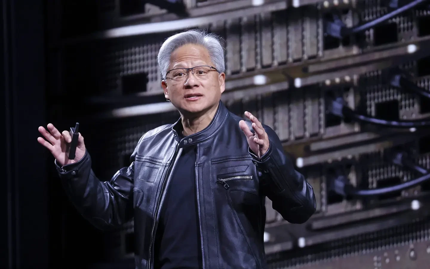 Jensen Huang Nvidia phải hợp tác với các công ty Trung Quốc để kiểm soát rủi ro AI