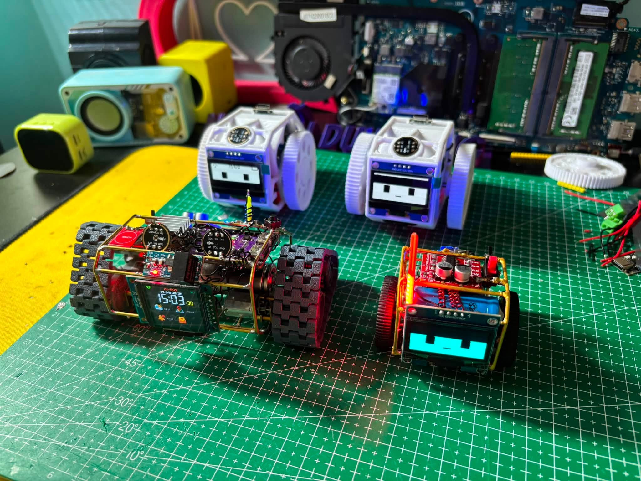 Trào lưu tự tay chế tạo robot AI - đặc biệt là dòng robot mã nguồn mở XiaoZhi dựa trên vi điều khiển ESP32-S3 - đang bùng nổ như một hiện tượng công nghệ độc đáo.