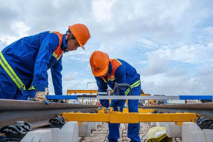 Các kĩ sư và công nhân lắp đặt đường ray tuyến tàu điện phụ vụ APEC tại Phú Quốc