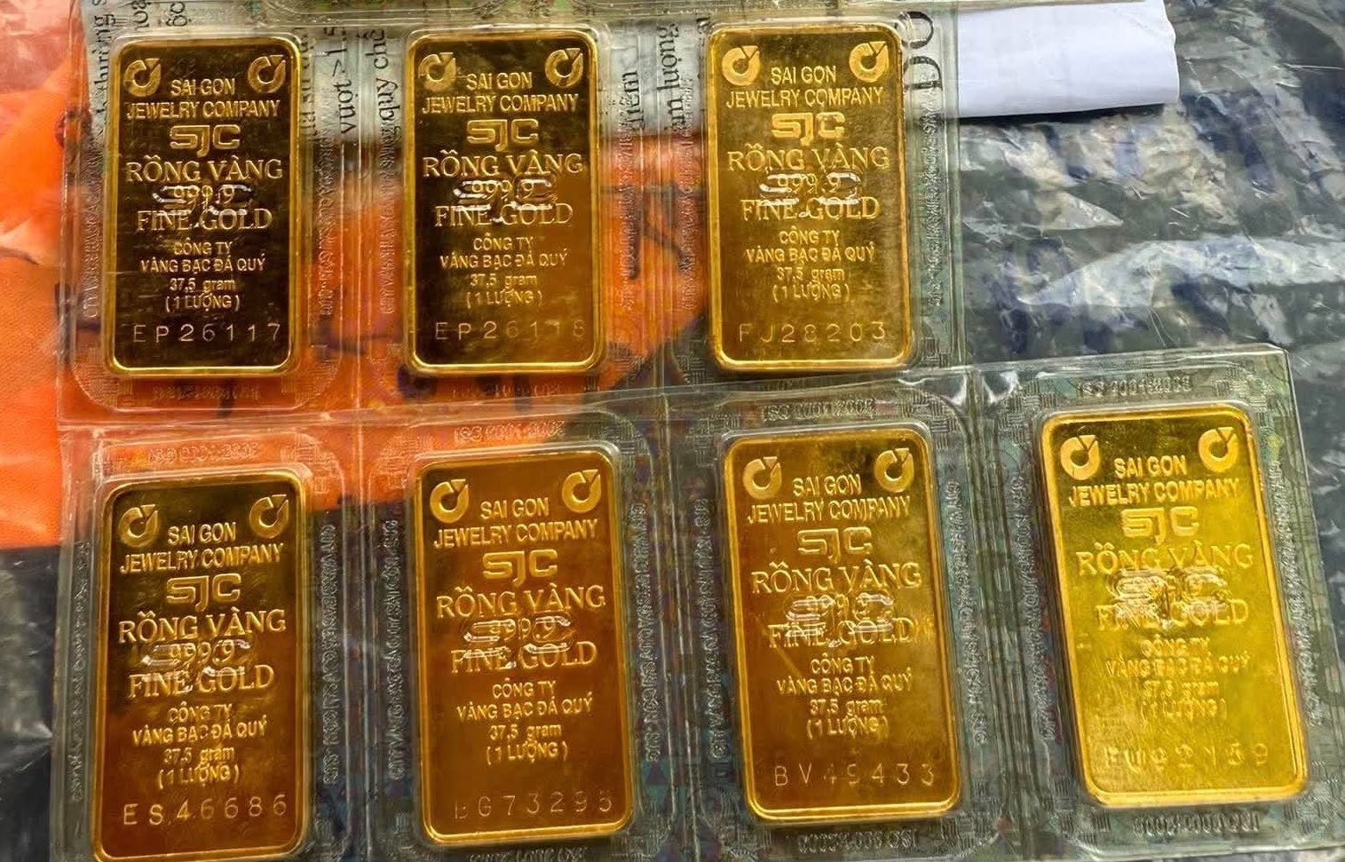 Giá vàng hôm nay 17/10: Vàng càng tăng giá, tại sao người dân lại càng muốn xếp hàng mua? 