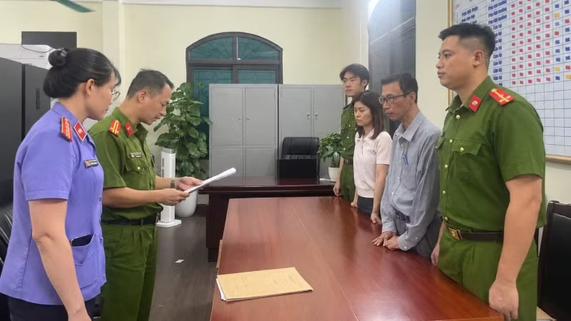 Đọc kỹ, điều đáng chú ý lại là những gì bản tin không nói: không có khối lượng vải, bông; không rõ ai là người mua; không rõ cơ quan chức năng phát hiện bằng cách nào sau một quãng thời gian dài; không rõ đối tác nước ngoài là ai; và không rõ số vải bông ấy được xếp vào nguyên liệu dư thừa hay phế liệu, phế phẩm, một ranh giới pháp lý mà phần sau sẽ trở lại. Hai người mới là bị can, chưa bị kết tội. Bài viết này vì thế dùng vụ Hưng Yên như một cửa vào, không phải như một bản án.