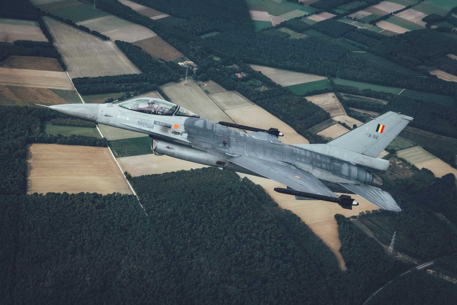 www.armyrecognition.com-images-stories-news-2026-october-_belgium-to-transfer-10-f-16-fighter-jets-to-ukraine-to-counter-russias-fastest-jet-powered-drones-925-001.jpg