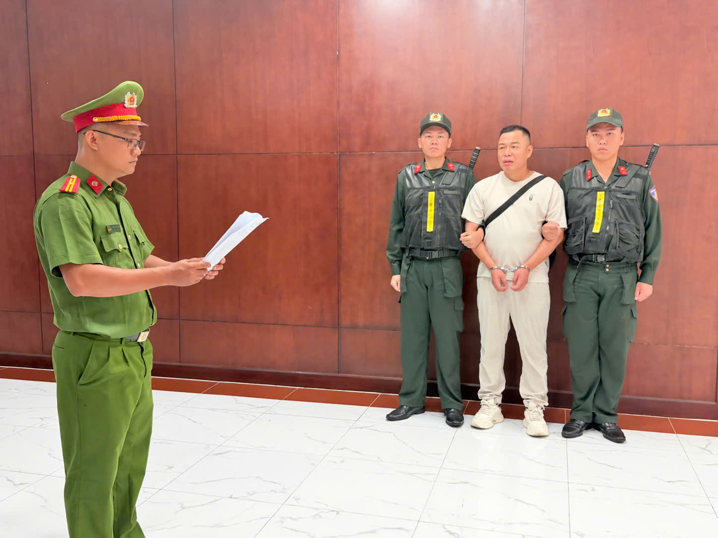 Bắt Tôn Bằng, chồng cũ Hằng Du Mục, về tội xâm phạm quyền sở hữu công nghiệp
