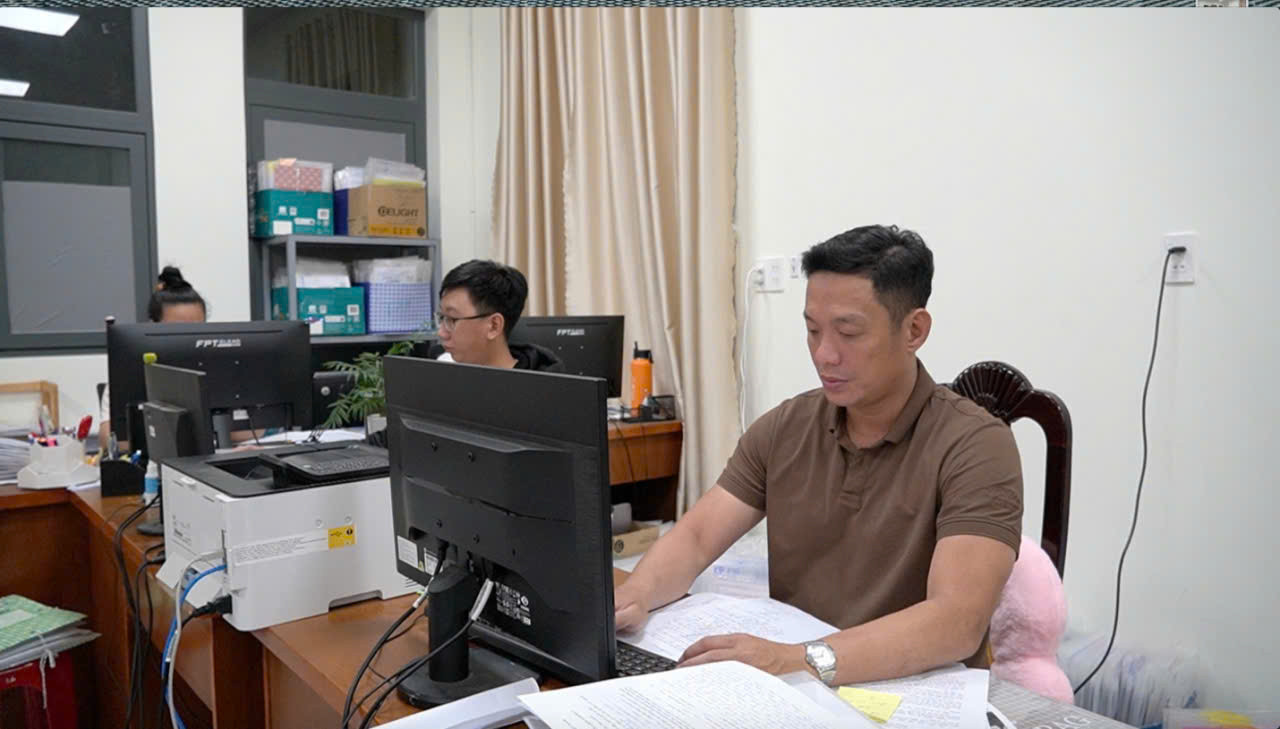 Cán bộ, công chưc ở các bộ phận liên quan làm việc cả ngày lẫn đêm đẩy nhanh tiến độ giải quyết hồ sơ đất đai tồn đọng-1