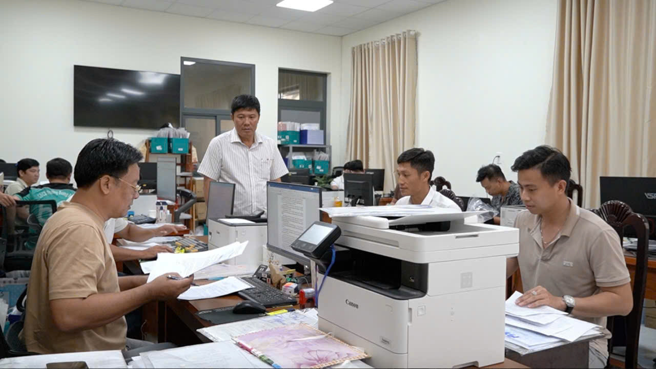 Cán bộ, công chưc ở các bộ phận liên quan làm việc cả ngày lẫn đêm đẩy nhanh tiến độ giải quyết hồ sơ đất đai tồn đọng
