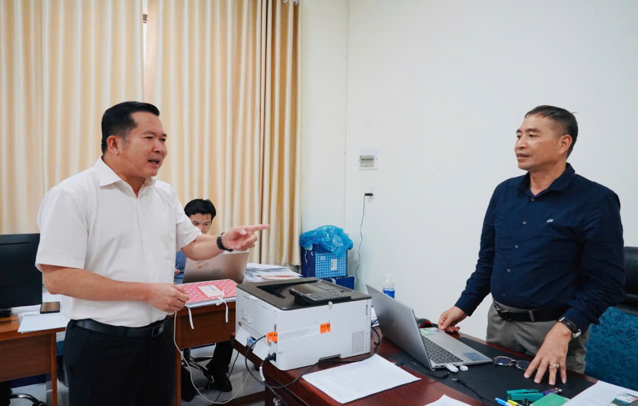 Ông Đinh Văn Nơi, Phó Bí thư Tỉnh ủy An Giang, Bí thư Đảng ủy đặc khu Phú Quốc chỉ đạo tổ cấp giấy chứng nhận quyền sử dụng đất trong tháng 11 phải xử lý dứt điểm hồ sơ tồn đọng