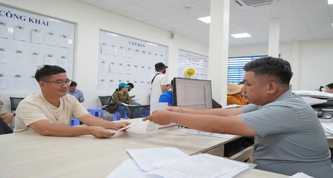 Ông Nguyễn Hồng Ngọc vừa nhận giấy chứng nhận quyền sử dụng đất tại Trung tâm phục vụ hành chính công đặc khu Phú Quốc sau hơn 10 năm đăng ký