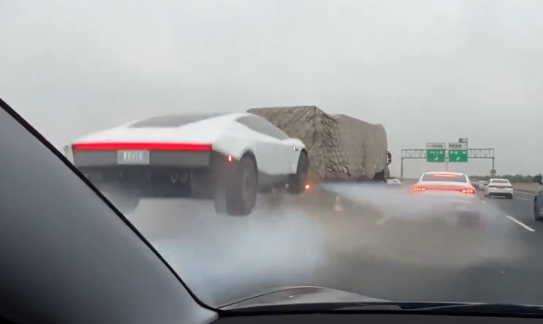 Tesla Roadster tạo trào lưu chế video xe bay, MrBeast muốn quay video thật