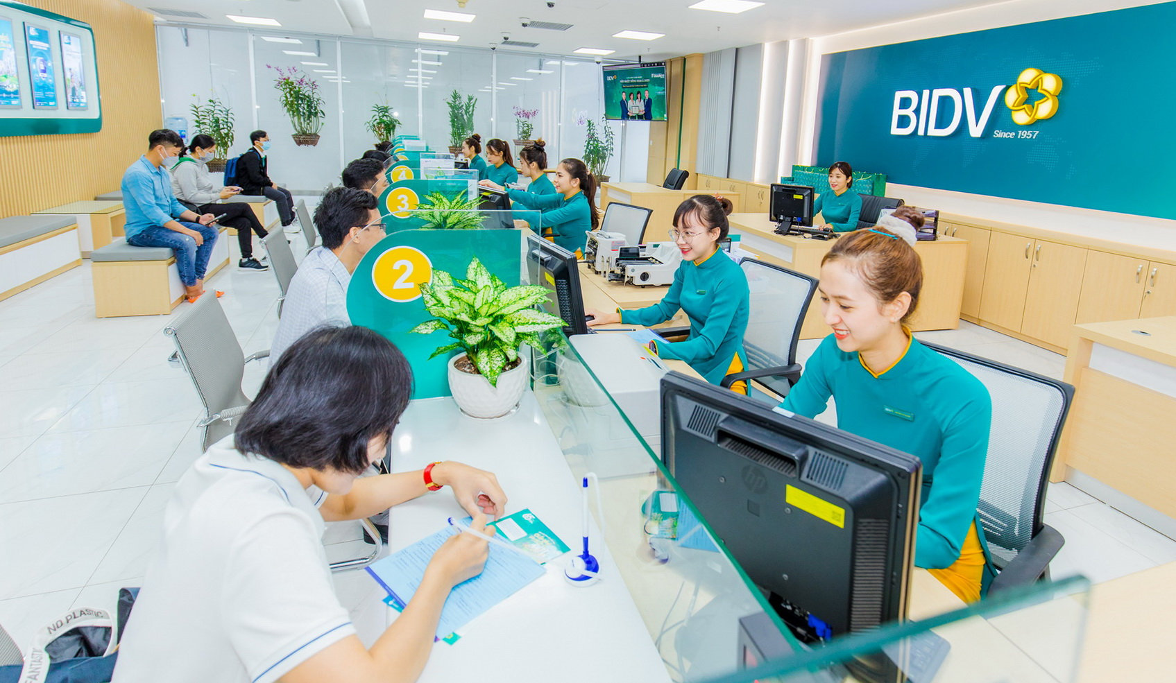 Nhiều ông lớn ngân hàng tuyên bố giảm lãi suất, người vay chờ giảm trên thực tế 