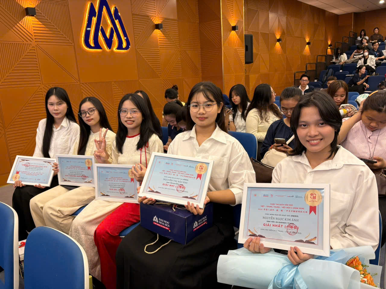 Các thí sinh đoạt giải cuộc thi dịch văn học Việt - Trung, Trung - Việt lần thứ 2