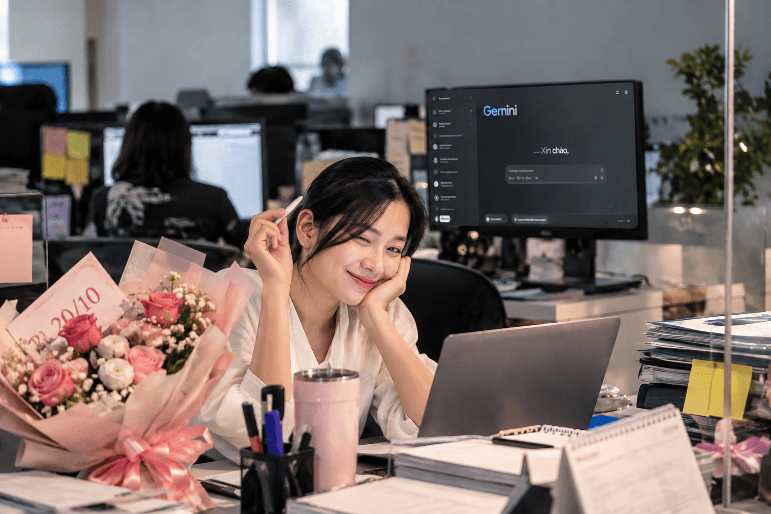 Bó hoa 20/10 và ‘hậu trường’ của phụ nữ công sở trước làn sóng AI 