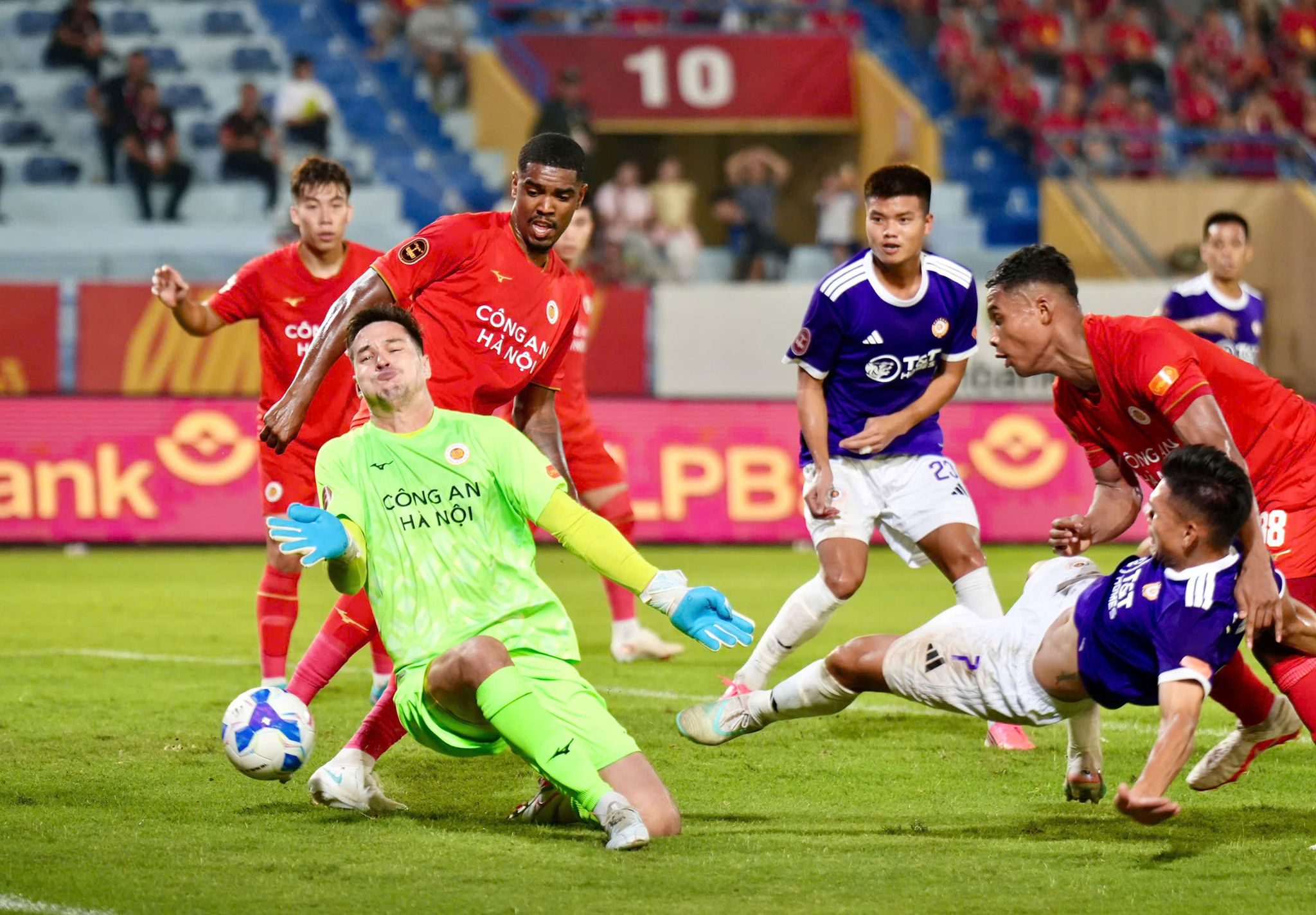 Hà Nội FC thắng CAHN hai lần: Hào quang cũ, thách thức mới 