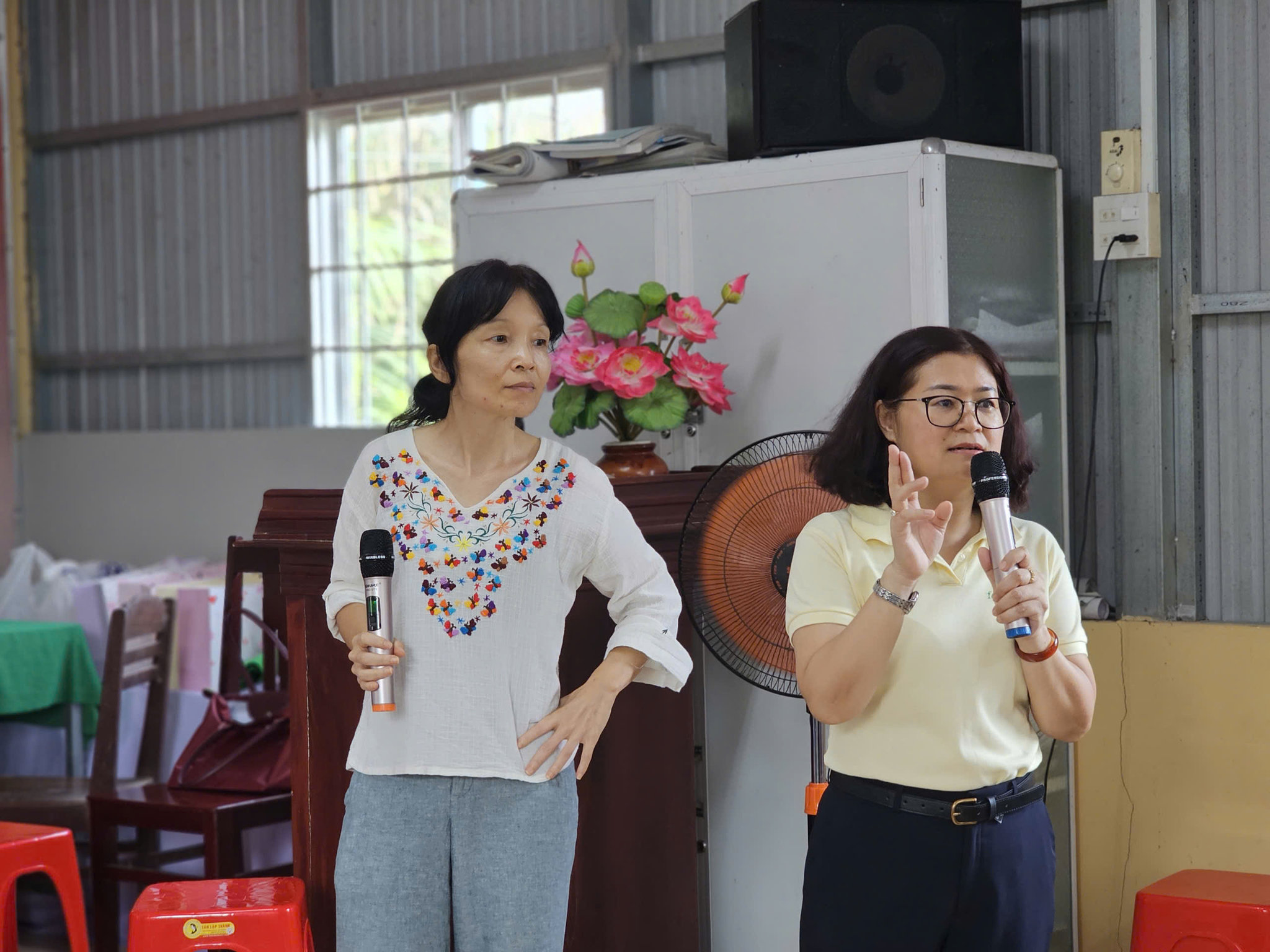 TS. Nozomi Kawarazuka, chuyên gia về giới của CGIAR-CIP, và bà Đinh Thị Kim Dung, Chánh Văn phòng IRRI Việt Nam, tập huấn kĩ thuật canh tác lúa cho phụ nữ Khmer xã Hồng Dân, tỉnh Cà Mau ngày 19/10. Ảnh: Cao Gia Thái.