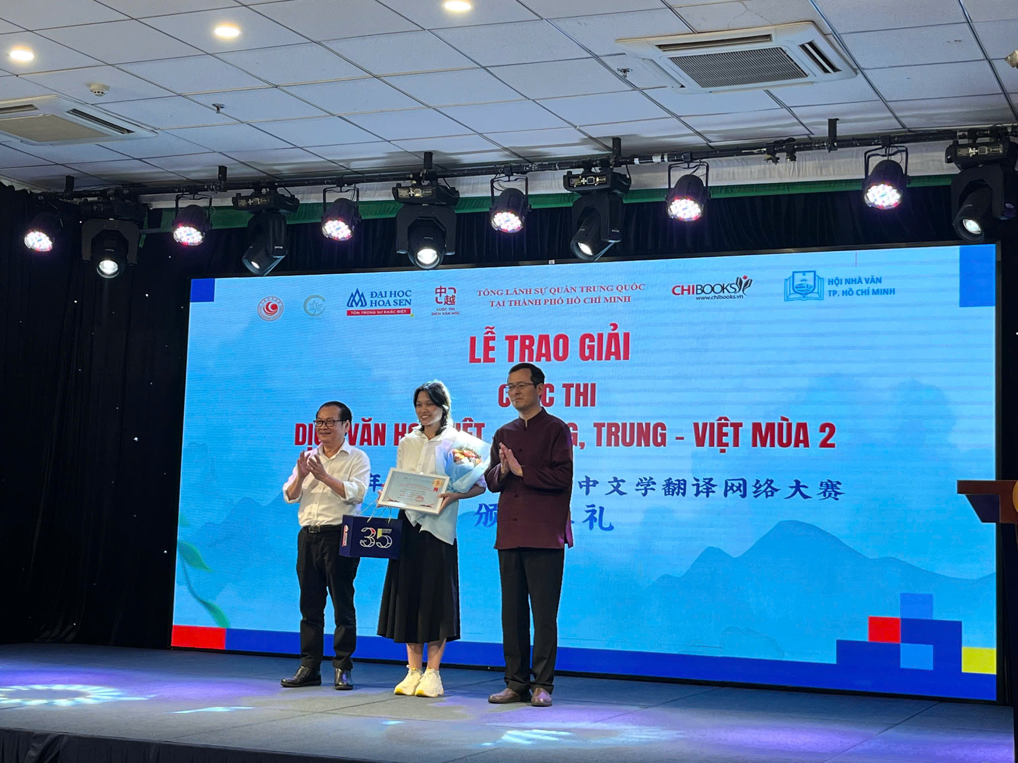 Nhà văn Nguyễn Nhật Ánh và ông Từ Châu cùng trao giải Nhất hạng mục dịch Trung-Việt