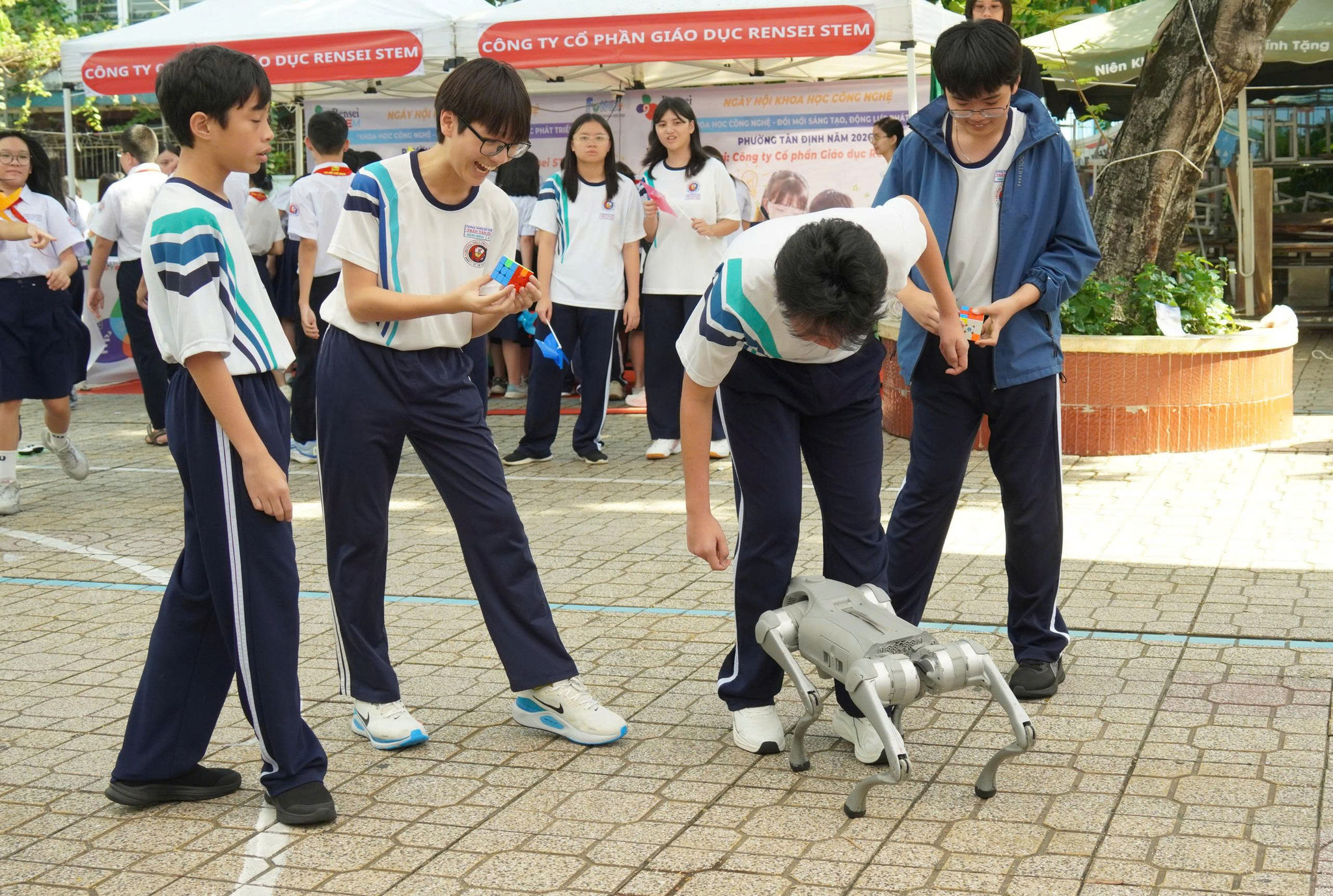 Robot bốn chân khuấy động giờ ra chơi của học sinh TP.HCM 