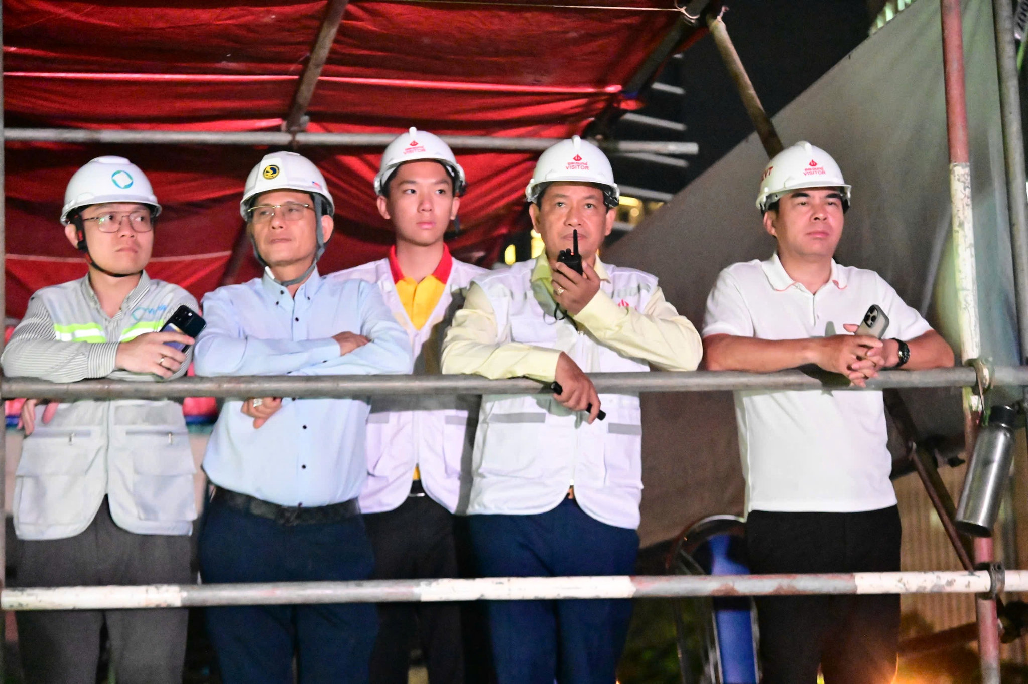 Chạy đua với thủy triều, hoàn thành hợp long nhịp cầu thép bắc qua sông Sài Gòn sau 8 giờ thi công 