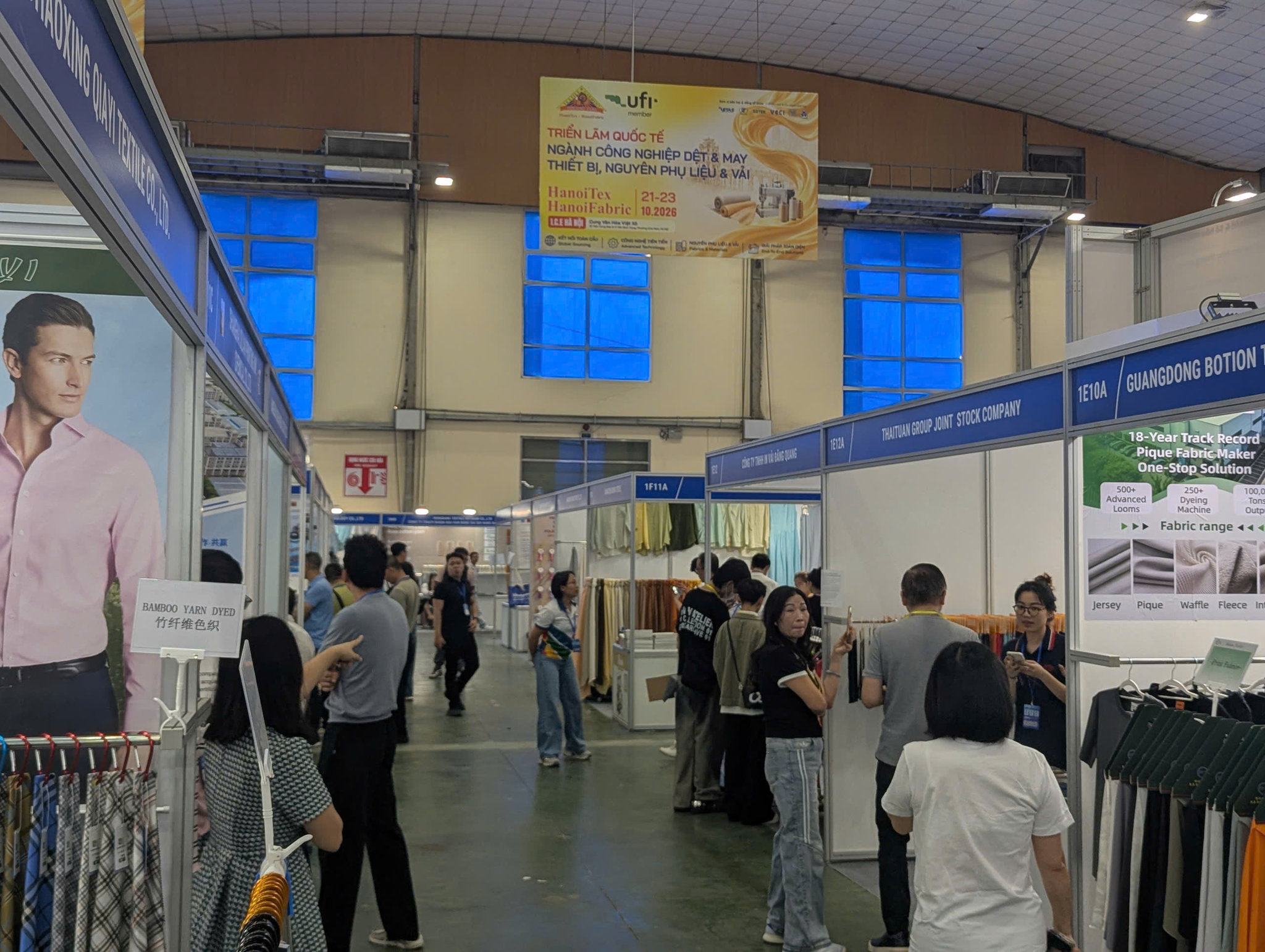 Khai mạc HanoiTex - HanoiFabric 2026: AI, robot và ‘hộ chiếu số’ vào gian hàng dệt may 