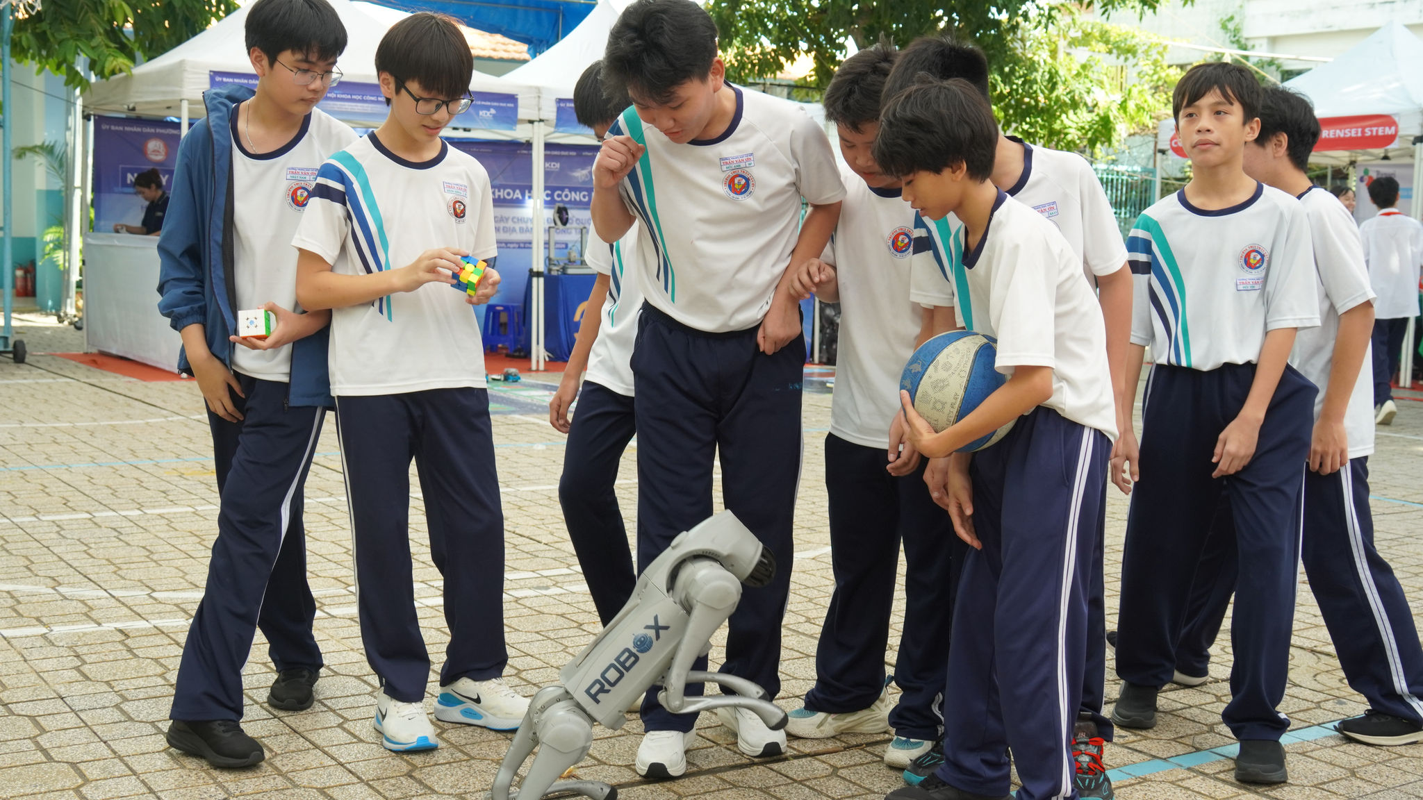 Robot bốn chân khuấy động giờ ra chơi của học sinh TP.HCM