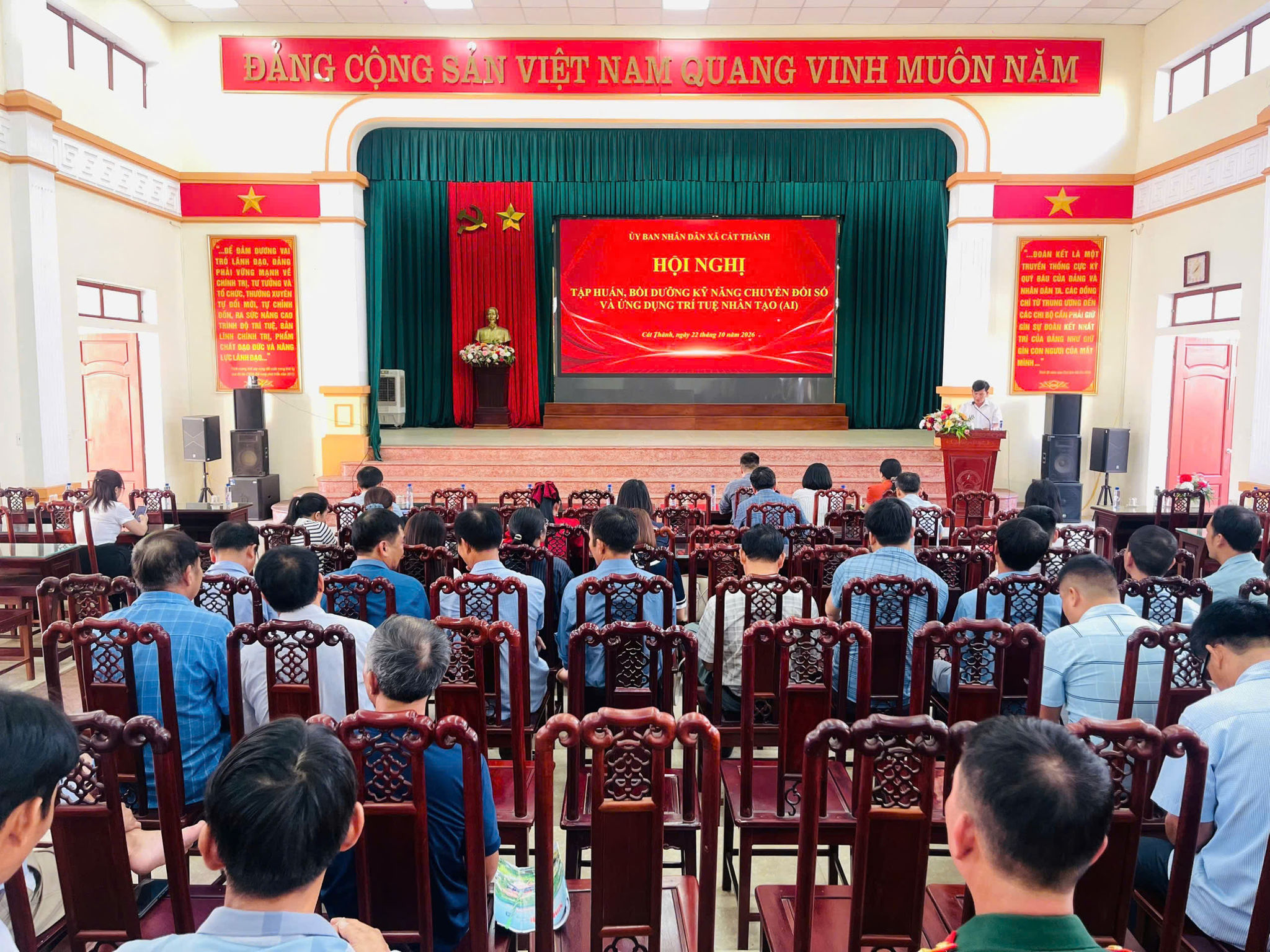 Hội nghị tập huấn, bồi dưỡng kỹ năng chuyển đổi số và ứng dụng trí tuệ nhân tạo AI tại xã Cát Thành.