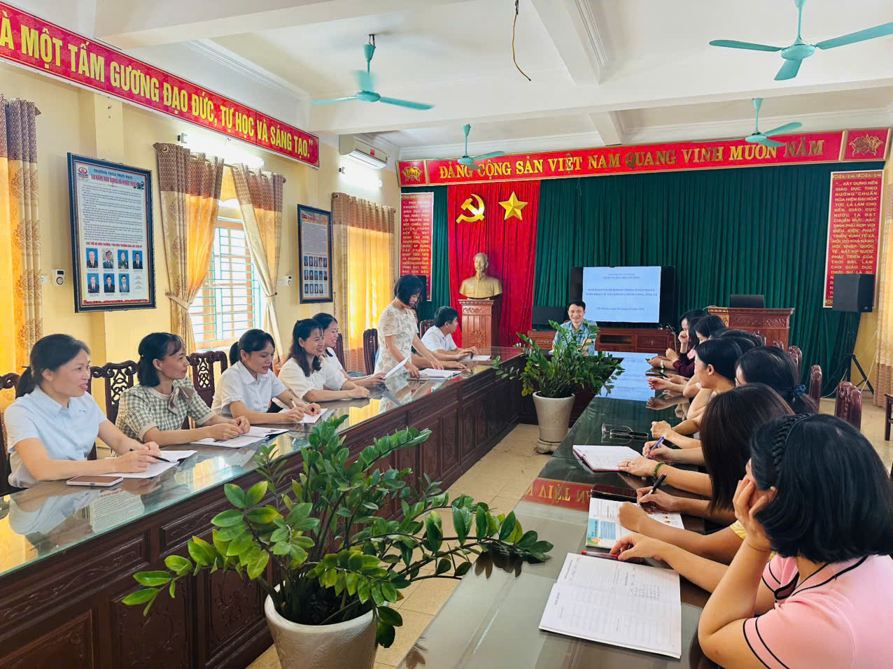 Sinh hoạt chi bộ tại Chi bộ Trường THCS Việt Hùng, xã Cát Thành, tỉnh Ninh Bình.