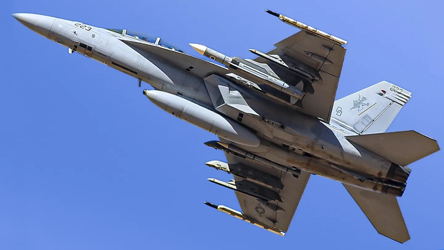 h: Tiêm kích F/A-18F Super Hornet thuộc phi đội VX-31 của Hải quân Mỹ mang đồng thời hai loại tên lửa AIM-174B và AIM-260A trong chuyến bay tại California ngày 14/10/2026. Ảnh: @photosxlyss2/The War Zone