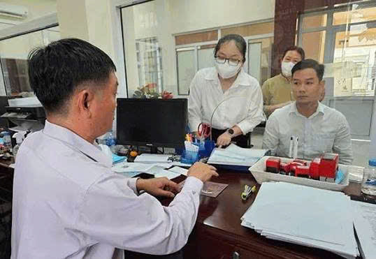 Cán bộ Trung tâm phục vụ hành chính công TP Cần Thơ hướng dẫn người dân thực hiện các thủ tục hành chính