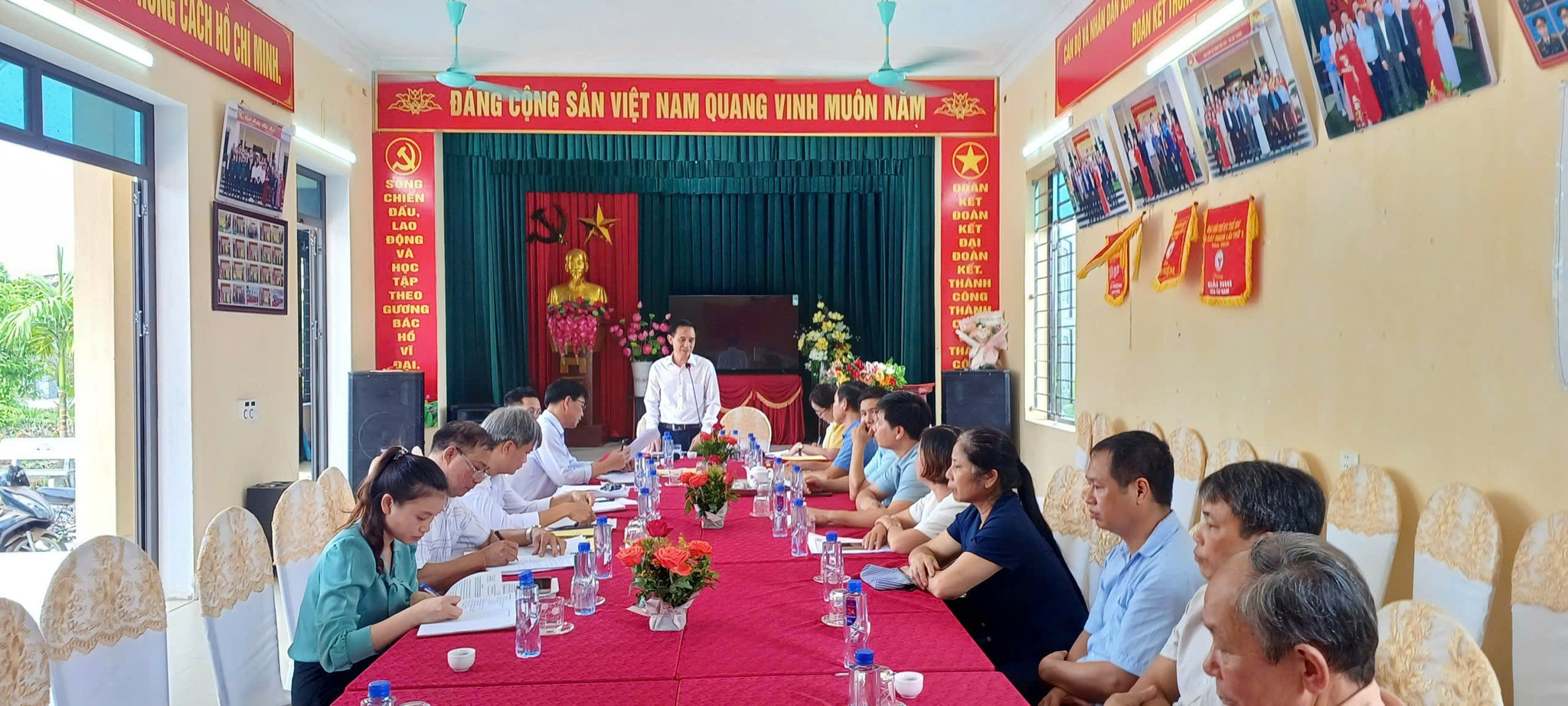 Đồng chí Hoàng Văn Vĩnh, Phó Bí thư Thường trực Đảng ủy xã Cát Thành, Trưởng Đoàn công tác về làm việc tại thôn sau sáp nhập.