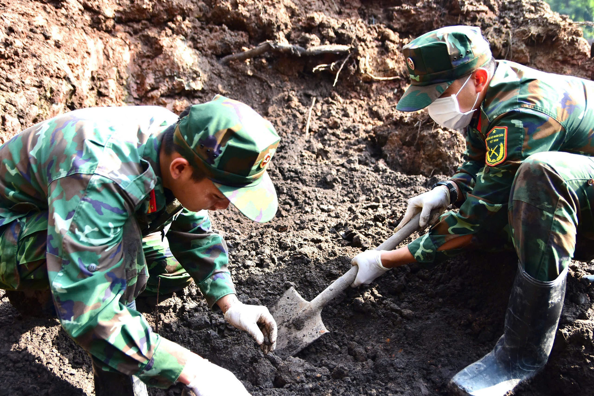 Tìm thấy thêm 10 hài cốt liệt sĩ tại Công viên Lê Thị Riêng 