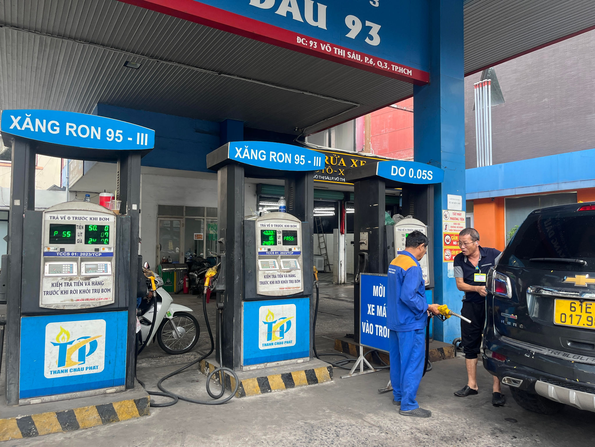 Ông lớn xăng dầu giảm giá sâu: Vì sao kẻ cười, người khóc?
